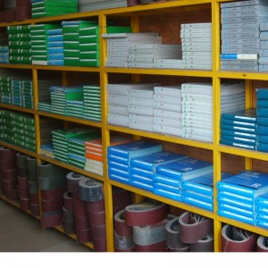 シートをサンディング